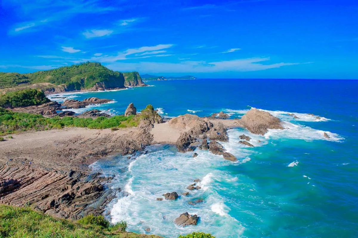 Famous for its pristine beaches like Van Chay, Hong Van, and Tinh Yeu (Love) Beach, Co To offers a quiet escape far from the crowds